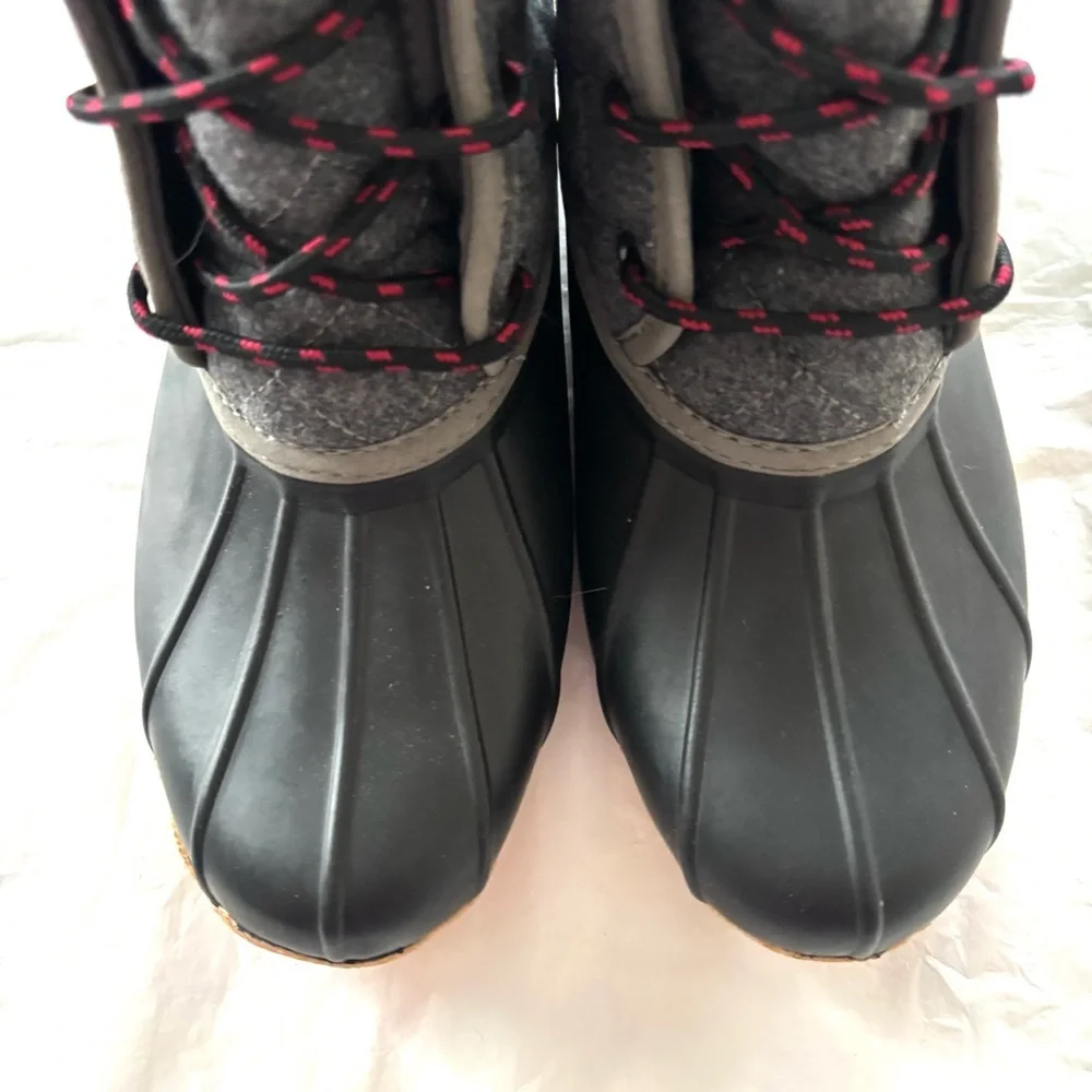 NWOT Skechers Arch Fit Pond Lil Puddles Boots Black Gray SZ 6 Y